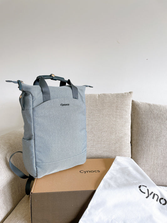 Minimalistischer skandinavischer Designrucksack von Cynocs in einem hellen, modern eingerichteten Raum im Clean Living Stil
